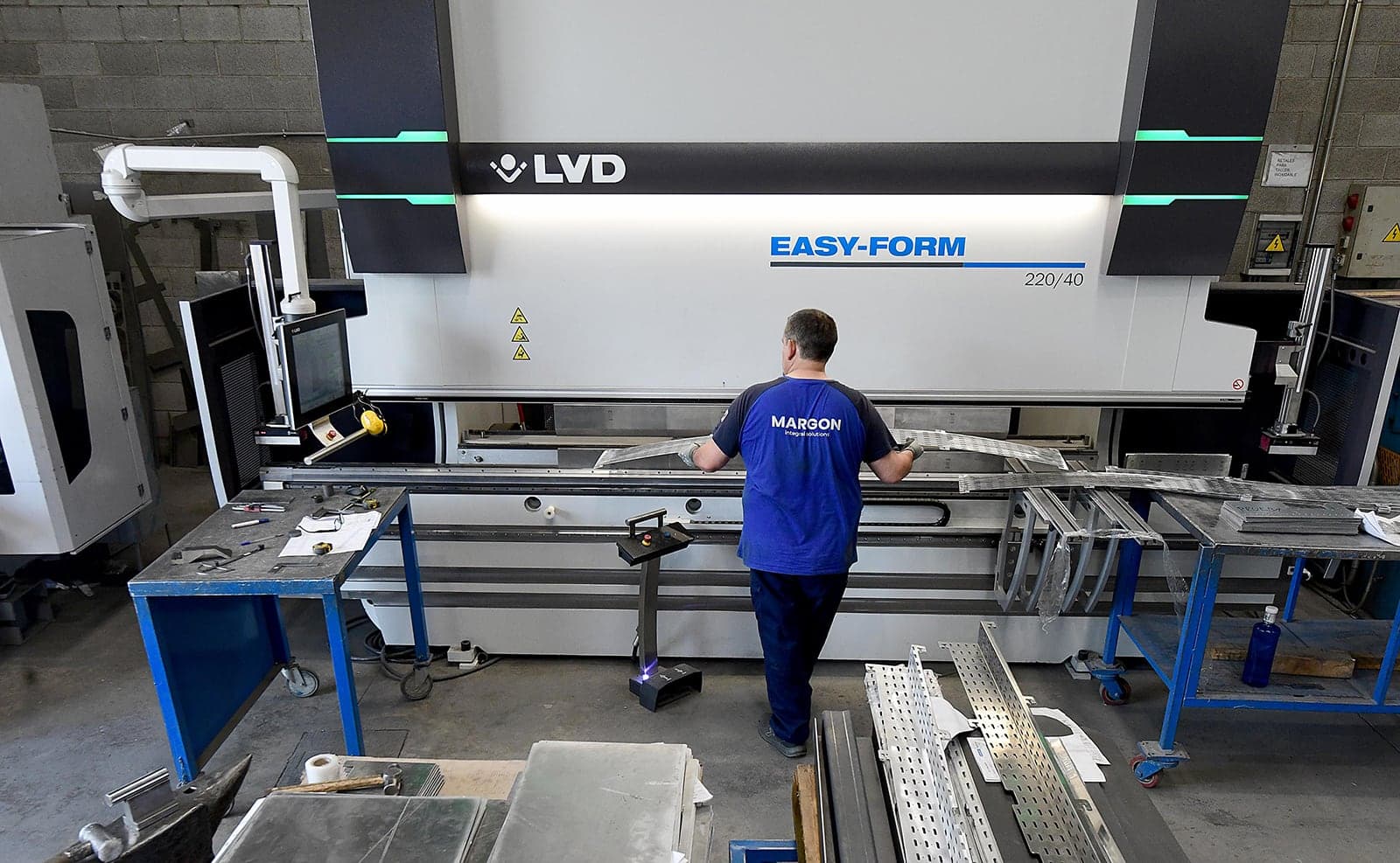 Plegadora hidráulica LVD EasyForm 220/40 instalada en la planta.