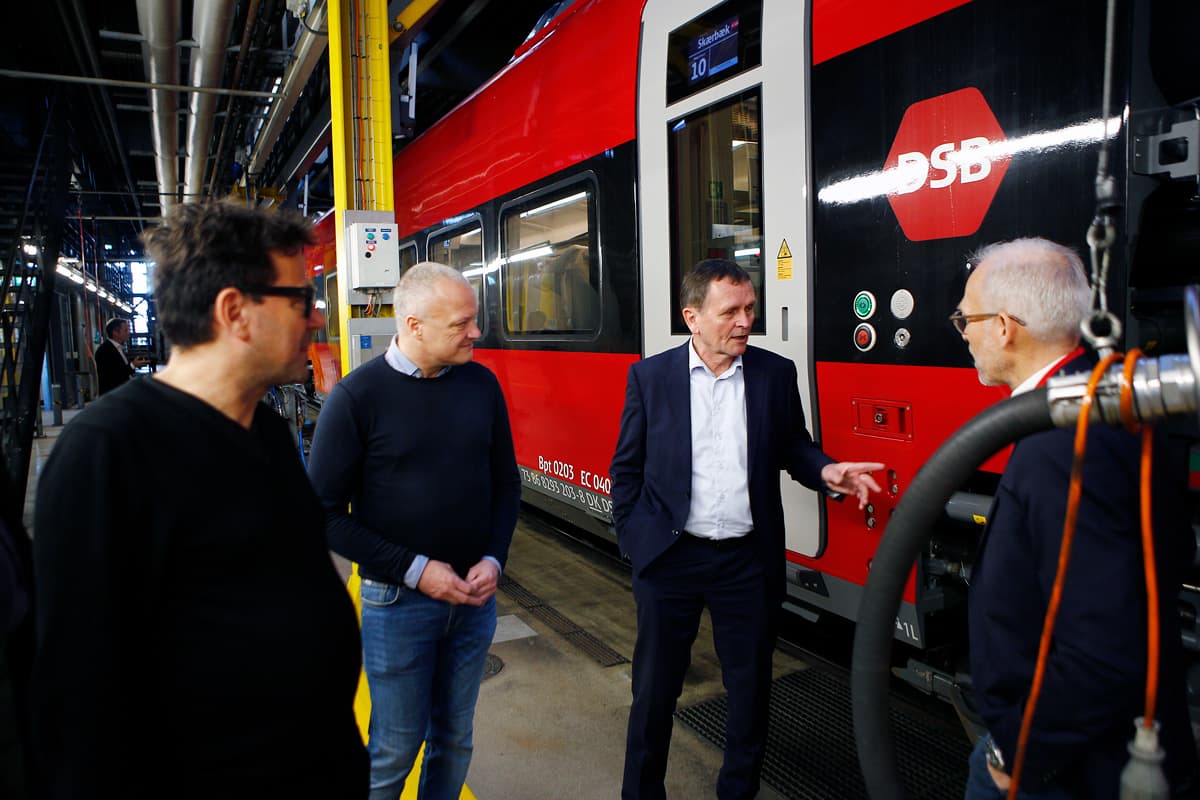 Presentación del tren DSB EC en el taller, con el logotipo de DSB en el frontal del vehículo.