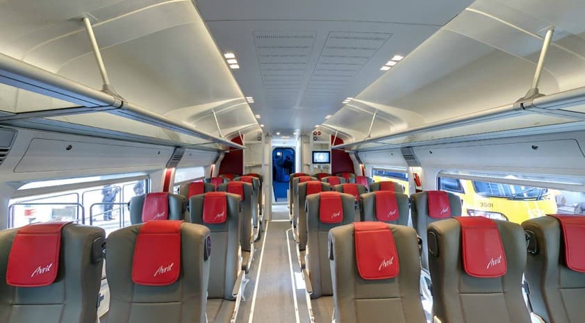 Interior del prototipo Avril de Talgo, con asientos de reposacabezas rojos.