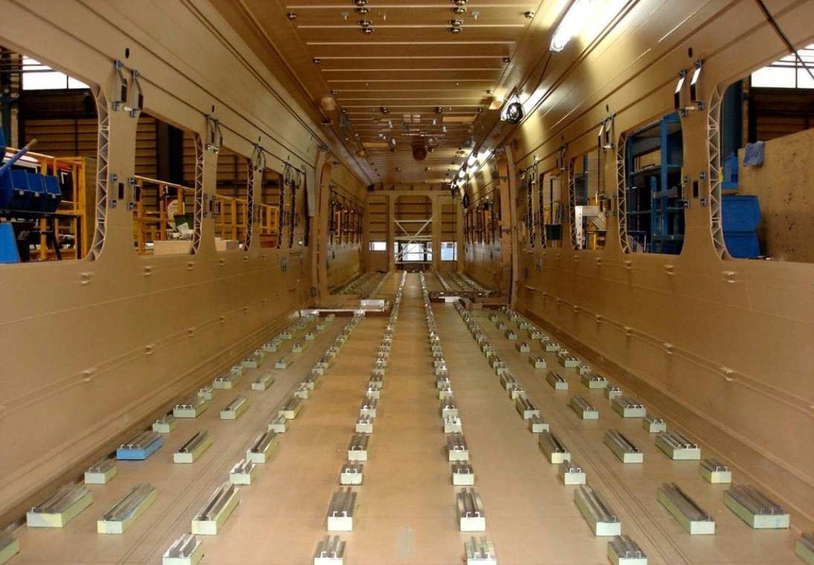 Caja de coche revestida en tablero de madera durante el premontaje interior.