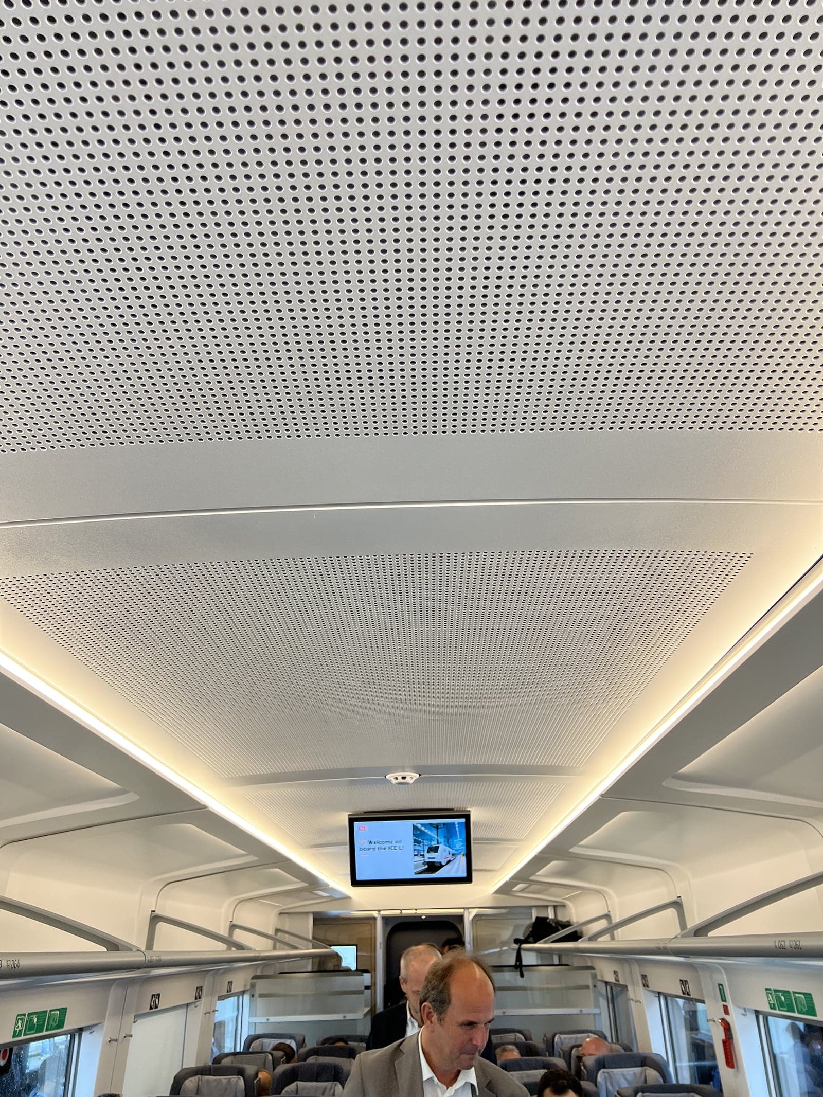 Techo y pantalla de información en el interior del coche presentado en InnoTrans.