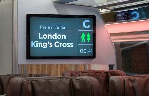 Pantalla de información de a bordo con el destino London King's Cross.
