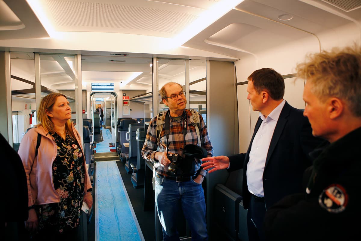 Visitantes en el interior de un coche del tren DSB EC.