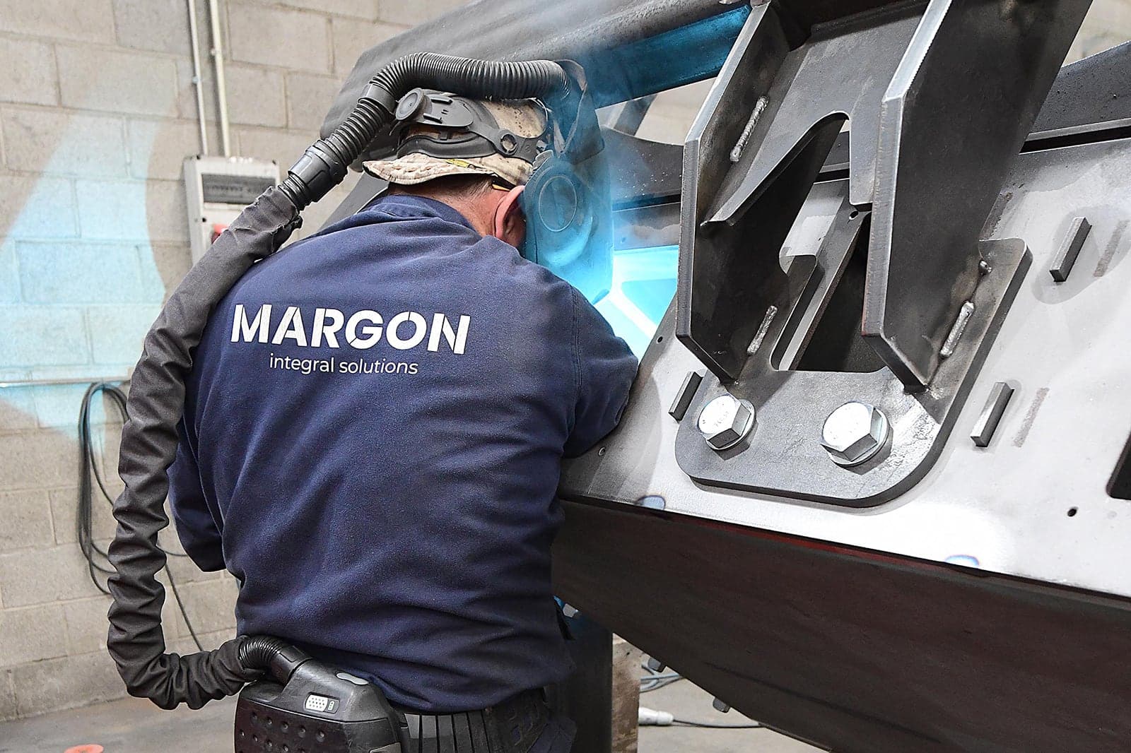 Soldador de Margon trabajando en el cajón bajo bastidor del proyecto F073.