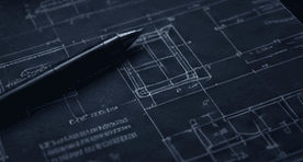 Plano técnico con un lápiz sobre la mesa de diseño.